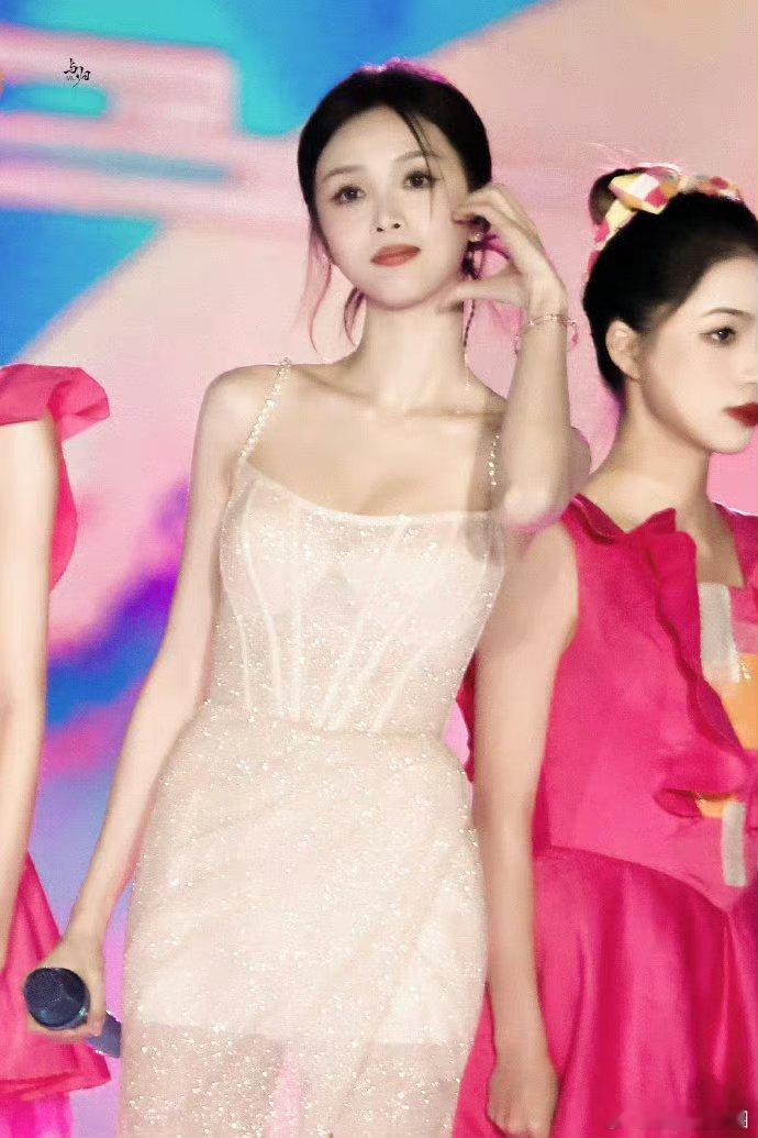 吴宣仪的造型就是那种很基本的透视感[哆啦A梦害怕][哆啦A梦害怕][哆啦A梦害怕