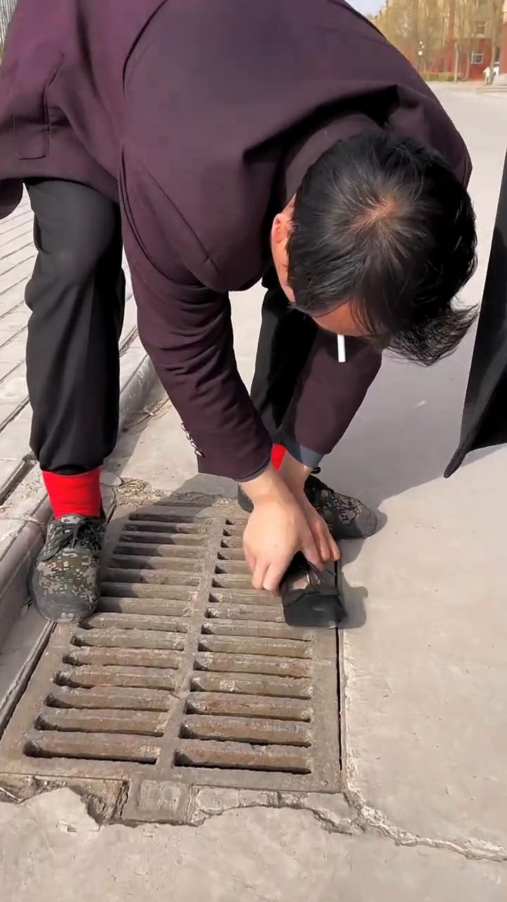 你是风干泪咽喉敲舌钉子。