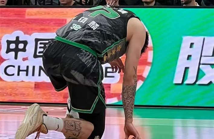 请上海男篮把给辽宁男篮的钱都结算一下吧，辽篮顶级锋线没了，钱你得给哈。辽篮还是太