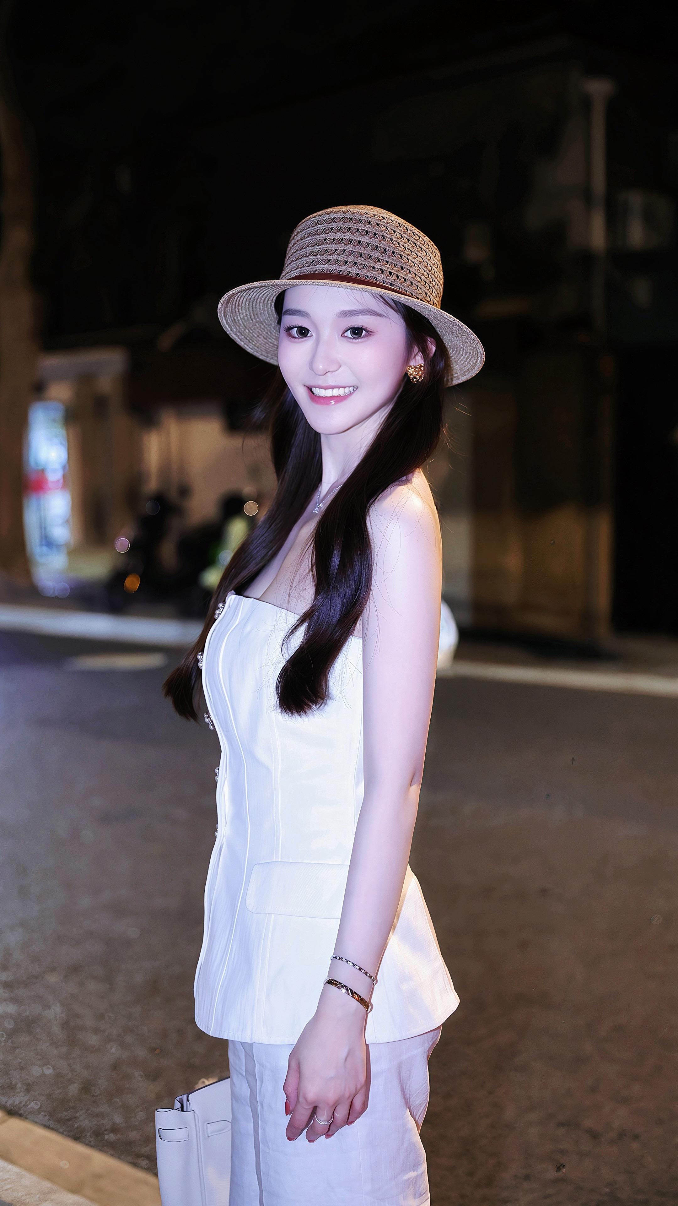 上海街拍｜洋洋。 ，南京女孩00后身高170左右，表演专业，颜值博主...