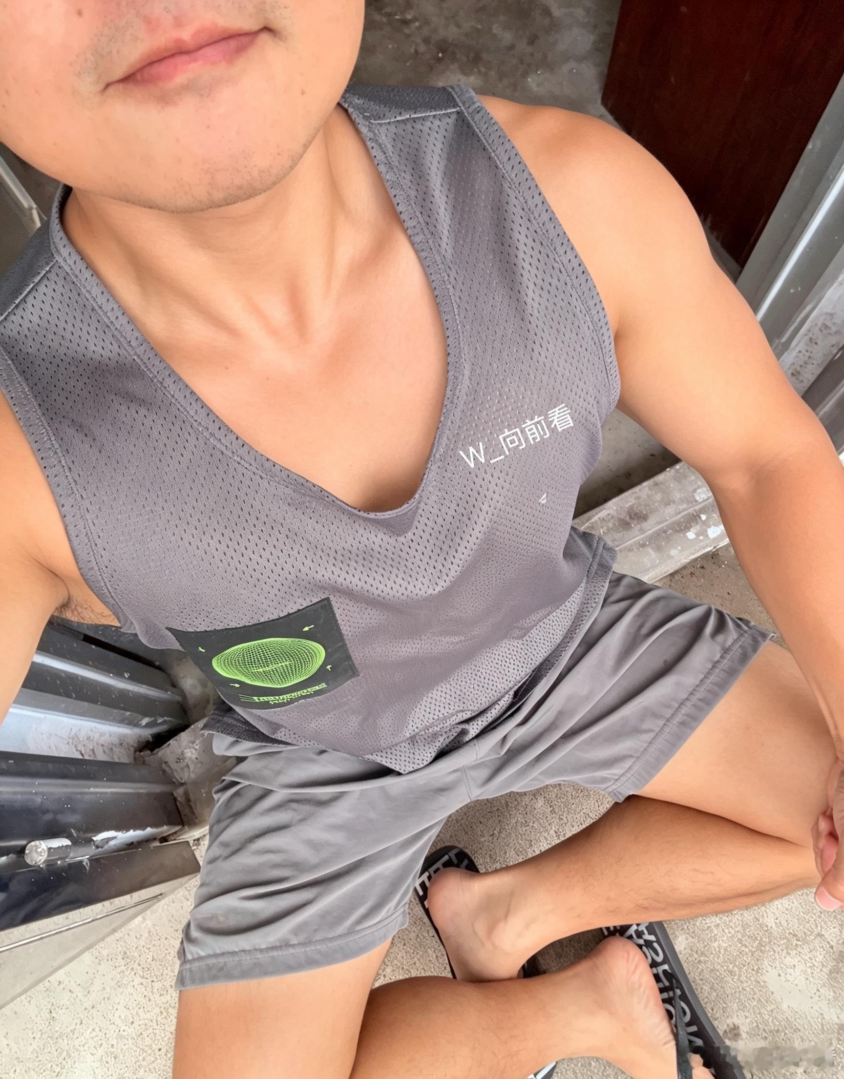 到家了，换了衣服坐在阳台吹吹风，坐等吃饭！