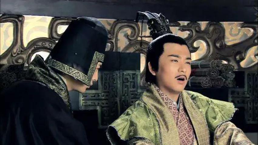 公元318年的秋天，平阳宫里那位刚坐上龙椅没几天的年轻皇帝，正搂着自己的四个继母