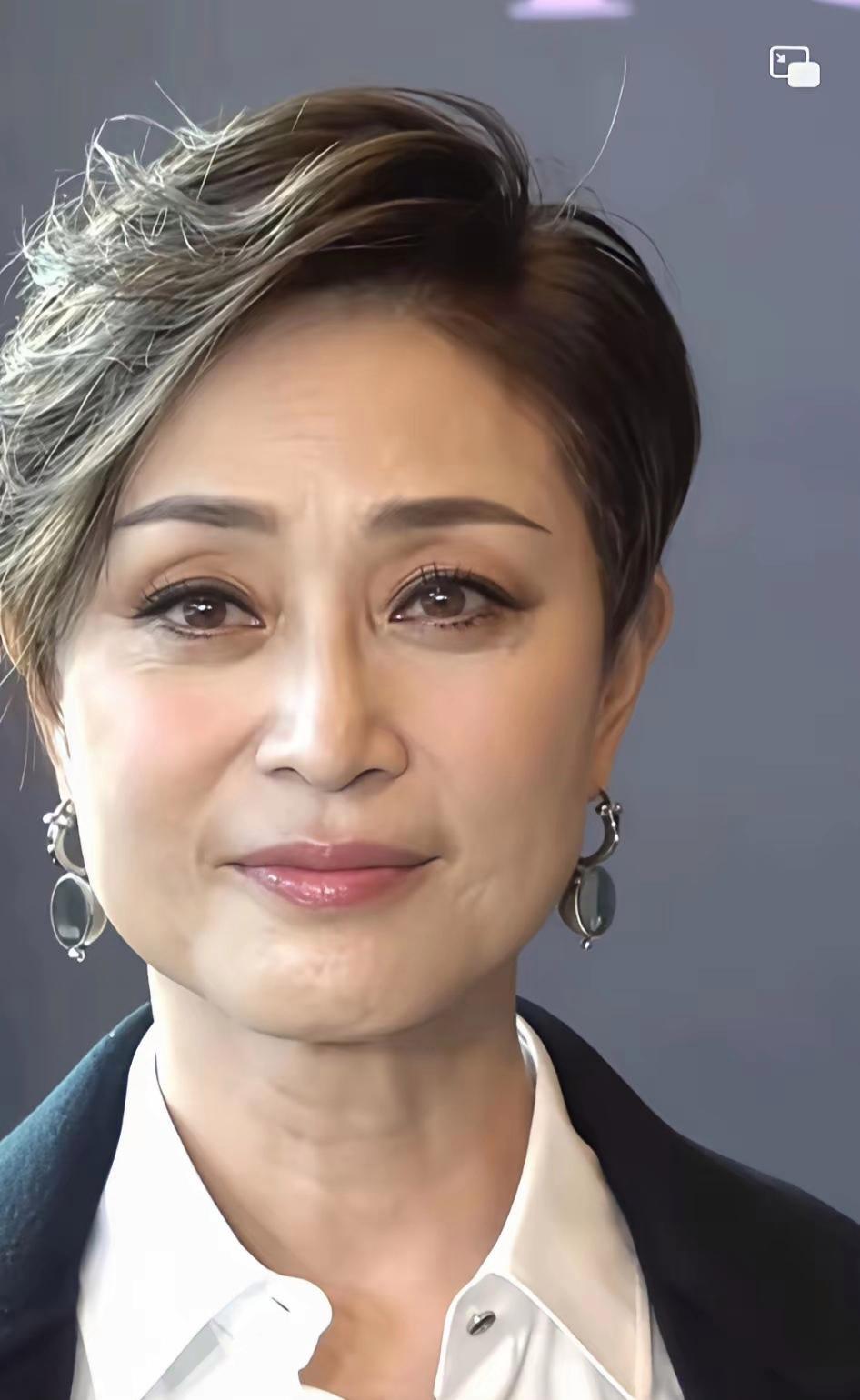 58岁陈法蓉这状态也太让人惊艳啦～
利落的短发衬得人愈发干练大气，眉眼间自带的温