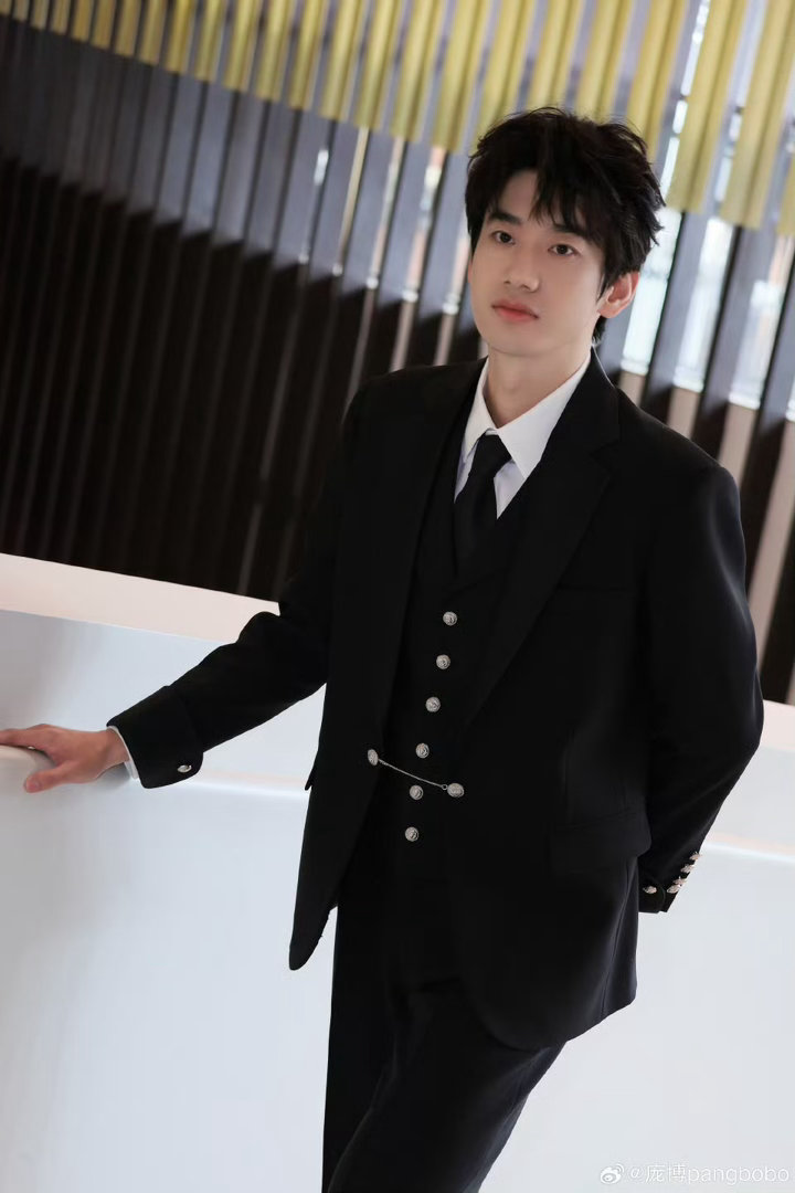 庞博说男的一多登味就容易起来庞博真的太敢说了！一上场就精准吐槽嘉宾坐姿，直言男生