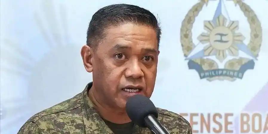 8 月 18 日，菲律宾武装部队发言人特立尼达公开对外表态，称绝不会撤离仁爱礁上