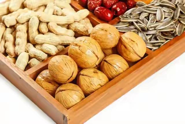 嗑瓜子=喝油？一把下去，你今天的减肥计划可能直接白干！

——当“嘴闲”遇上“热