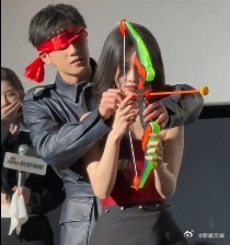 李昀锐蒙眼教孟子义射箭  李昀锐背后抱孟子义蒙眼射箭 《九重紫》这场射箭戏甜到让