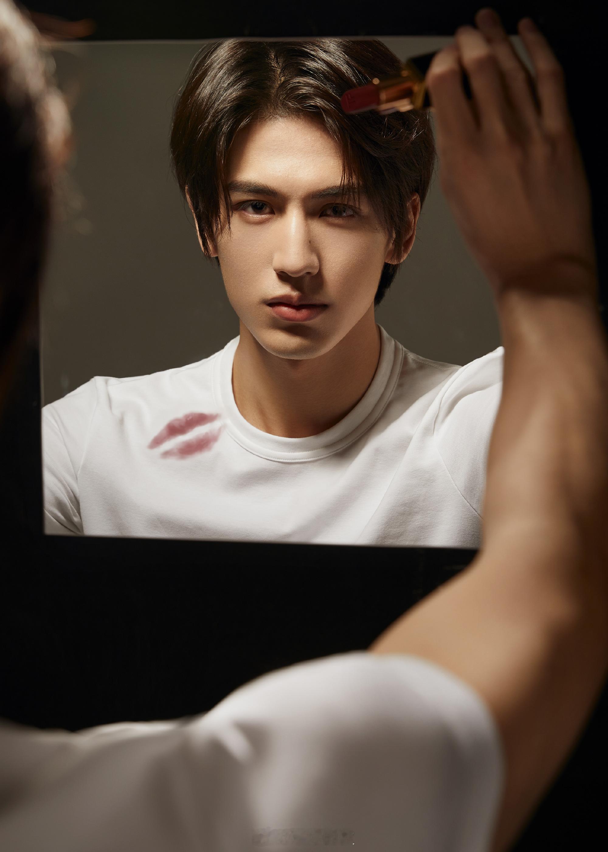 张凌赫小学毕业留影张凌赫小学毕业合照 从毕业照C位到舞台中心，有些人的人生轨迹早