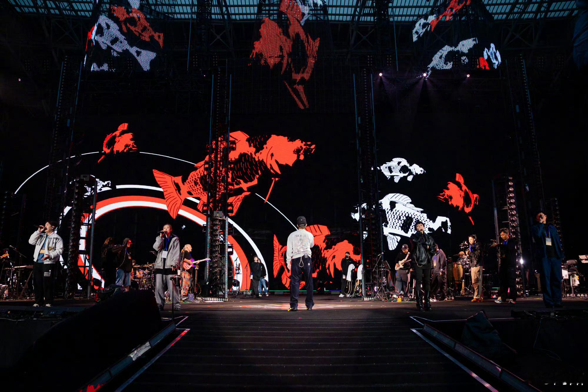 艾福杰尼追星陶喆 陶喆演唱会现场抓到一个野生迷弟艾福杰尼。看他在微博晒合照那个兴