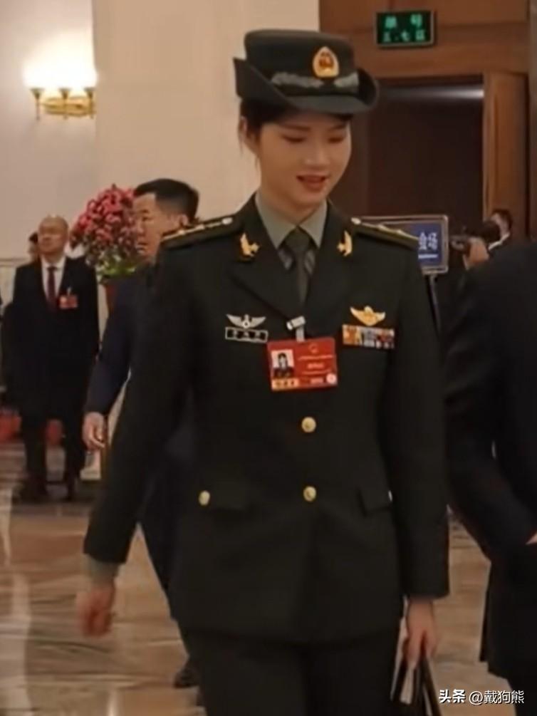 当代的花木兰，英姿飒爽 徐枫灿，亮相在十四届全国人大四次会议上。她金华籍，199