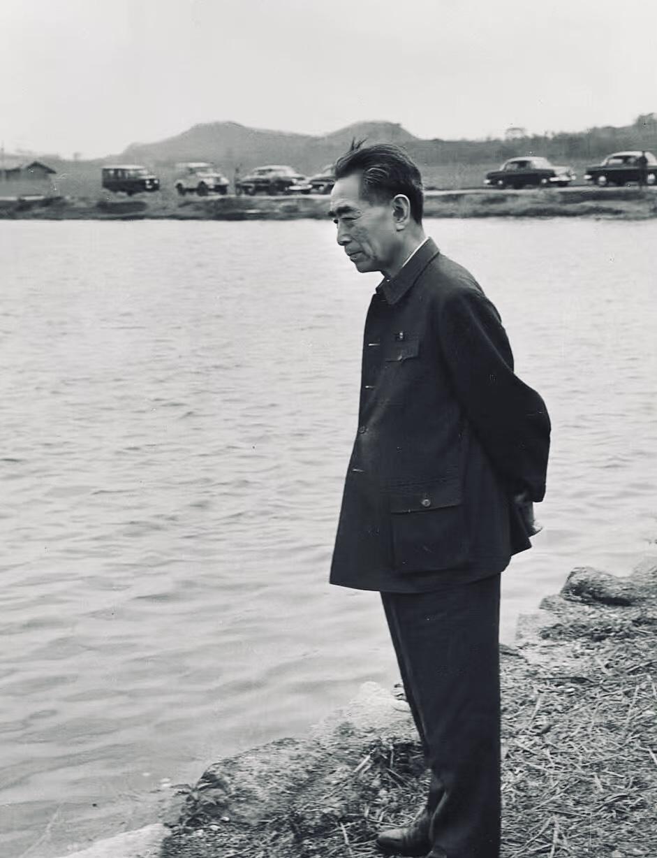 1973年10月，正是秋高气爽的季节，周总理身体稍有好转，觉得自己状态不错，于是