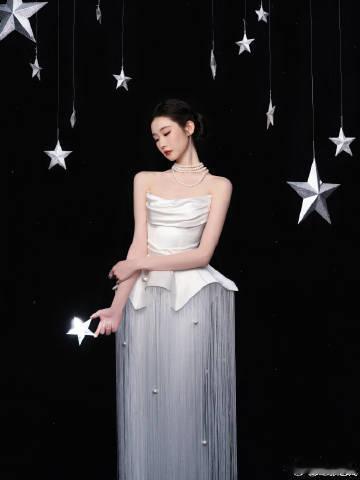 张艺凡在线等一个建议 双色风格的切换产生了意想不到的视觉冲击，流苏帽的优雅与她的