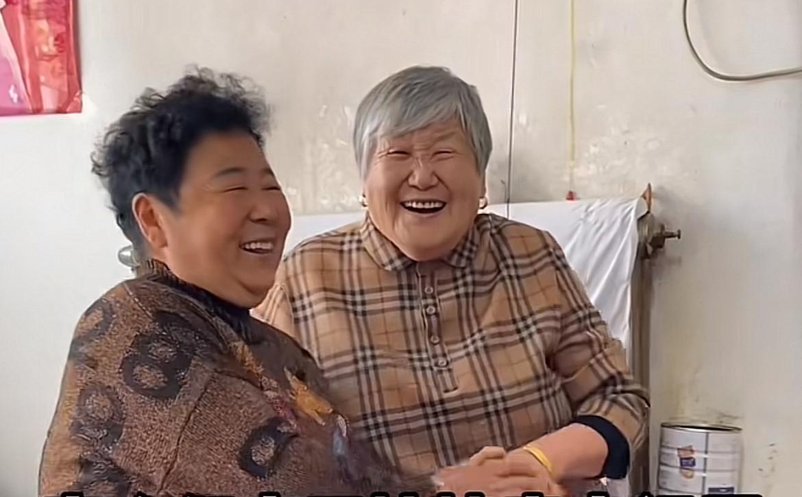 “暴躁的小张”姥娘临终当天多处细节似有征兆，田姥姥留言透露参加追悼会的画面。
小