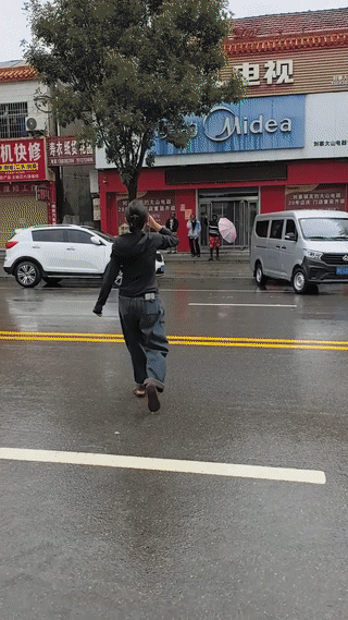 一名女子看见马路对面有几个黑人男子在街头闲逛。
她竟然主动跑过去和他们握手打招呼
