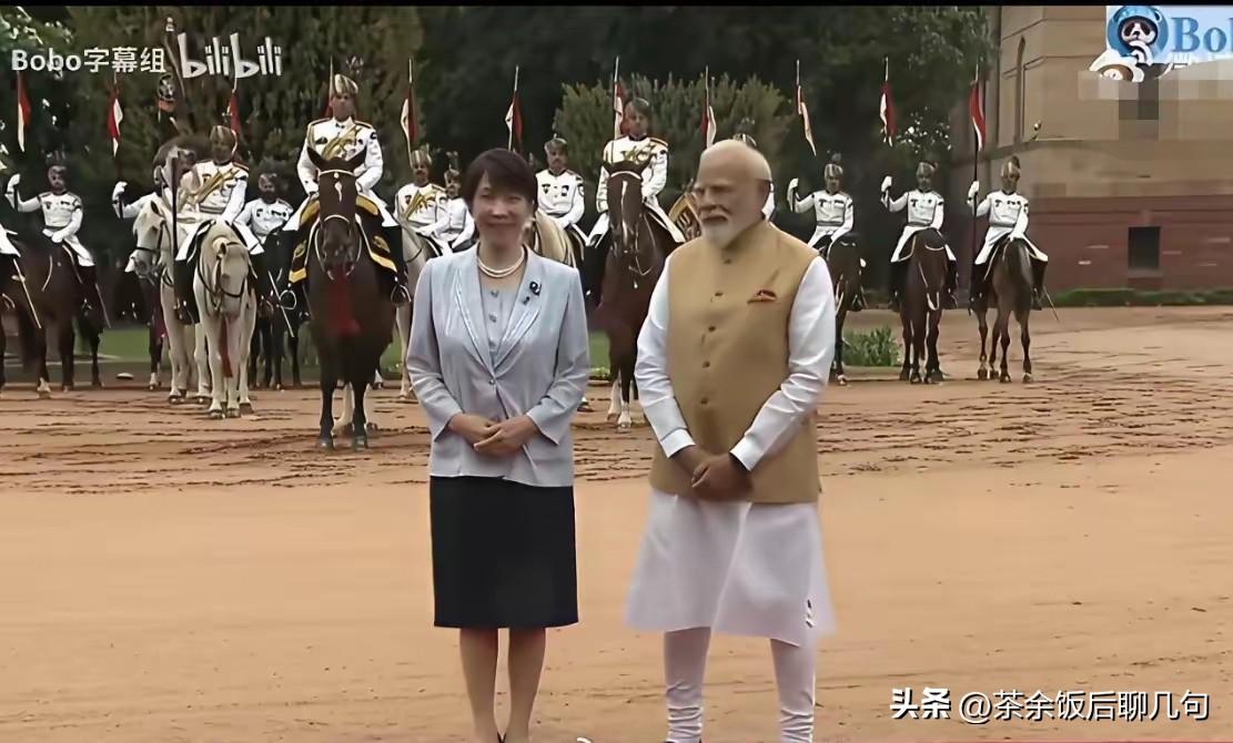 不能不说，三哥那里是真环保！
诺大个广场，俩“村长”约会，尘土飞扬，马蹄声声，还