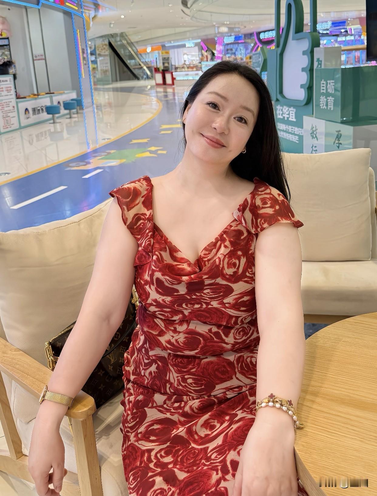 什么年龄段的女人最有女人味?55岁的女人，丰富的生活经验带来的从容是女人味。