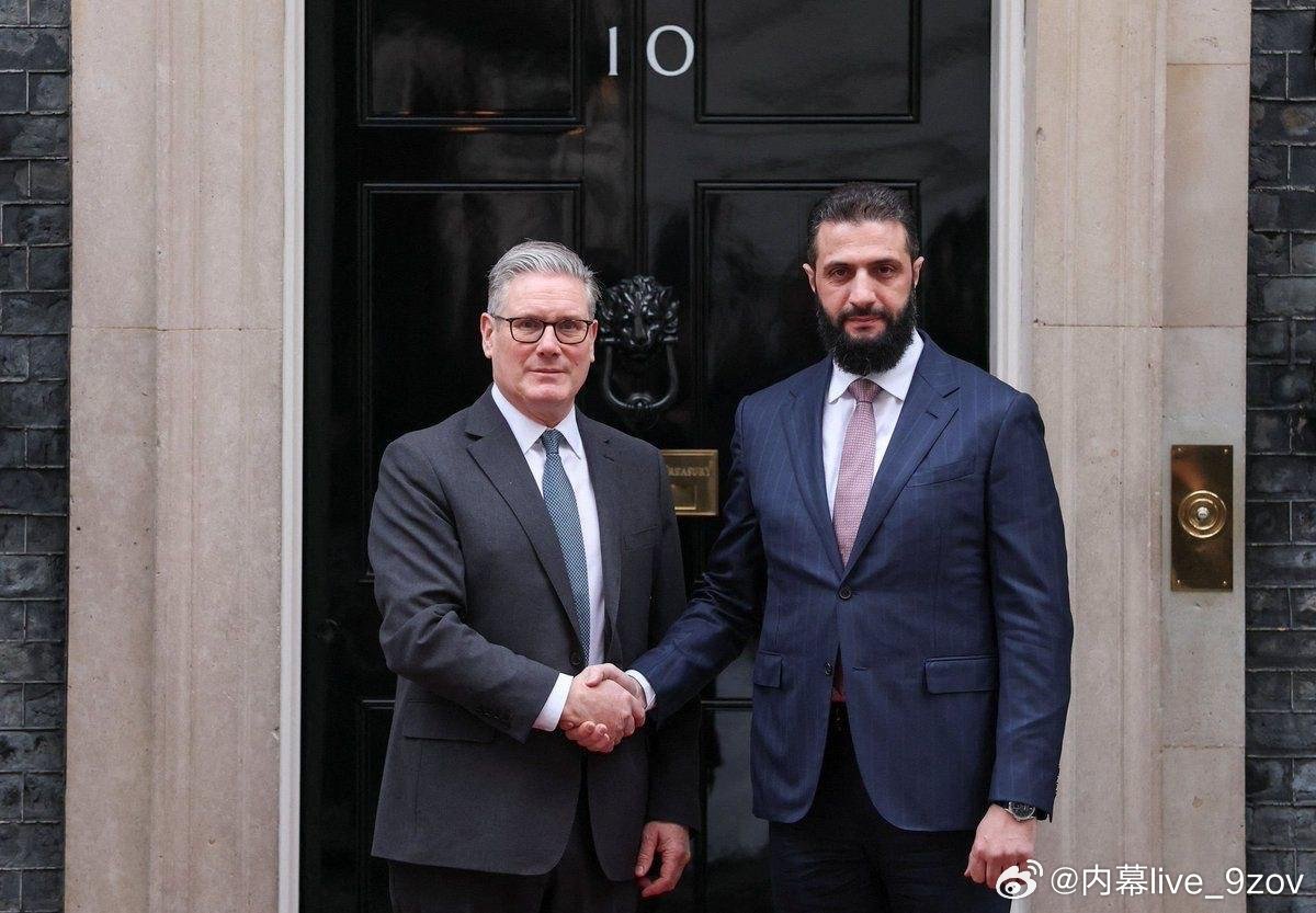 叙利亚过渡总统沙拉在伦敦与斯塔默会面。 