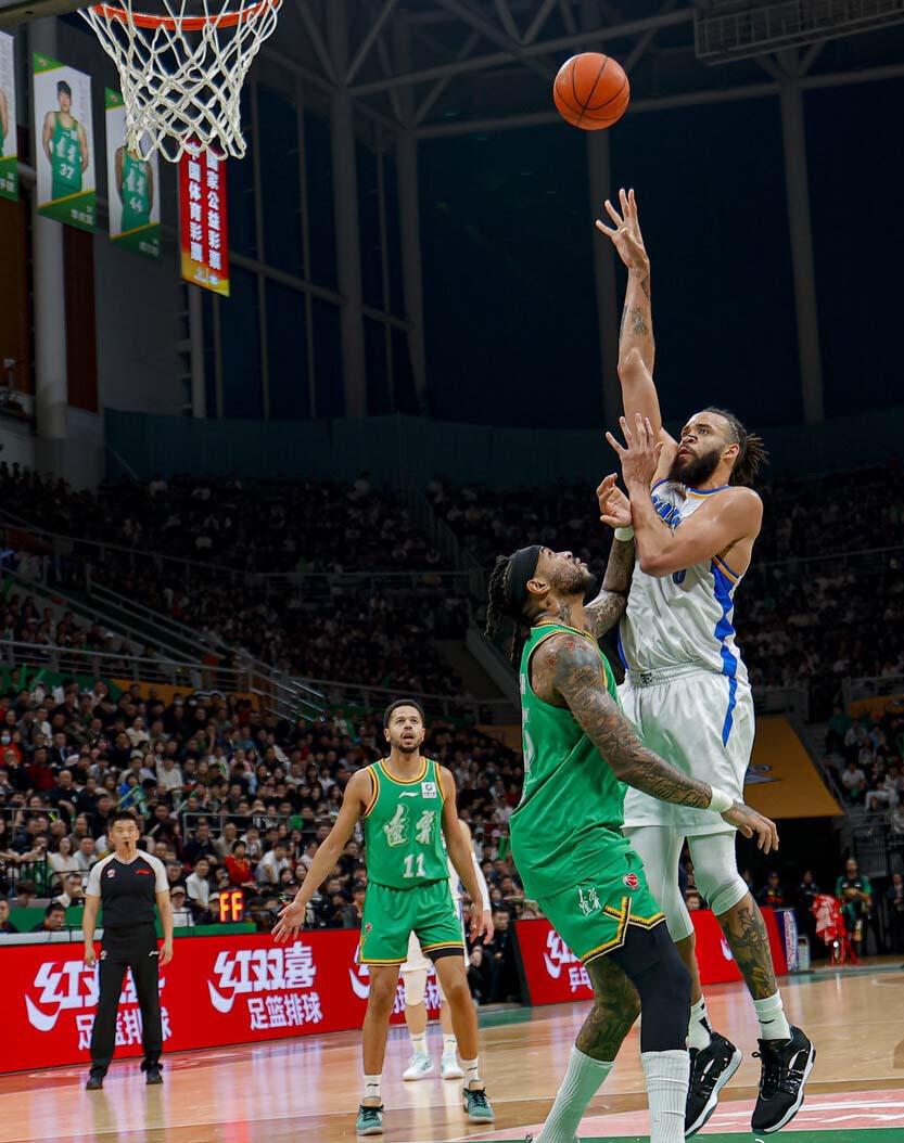 辽宁本钢男篮外援莫兰德在球队输球后发文向球迷道歉，没想到球迷竟是这样回应他。
