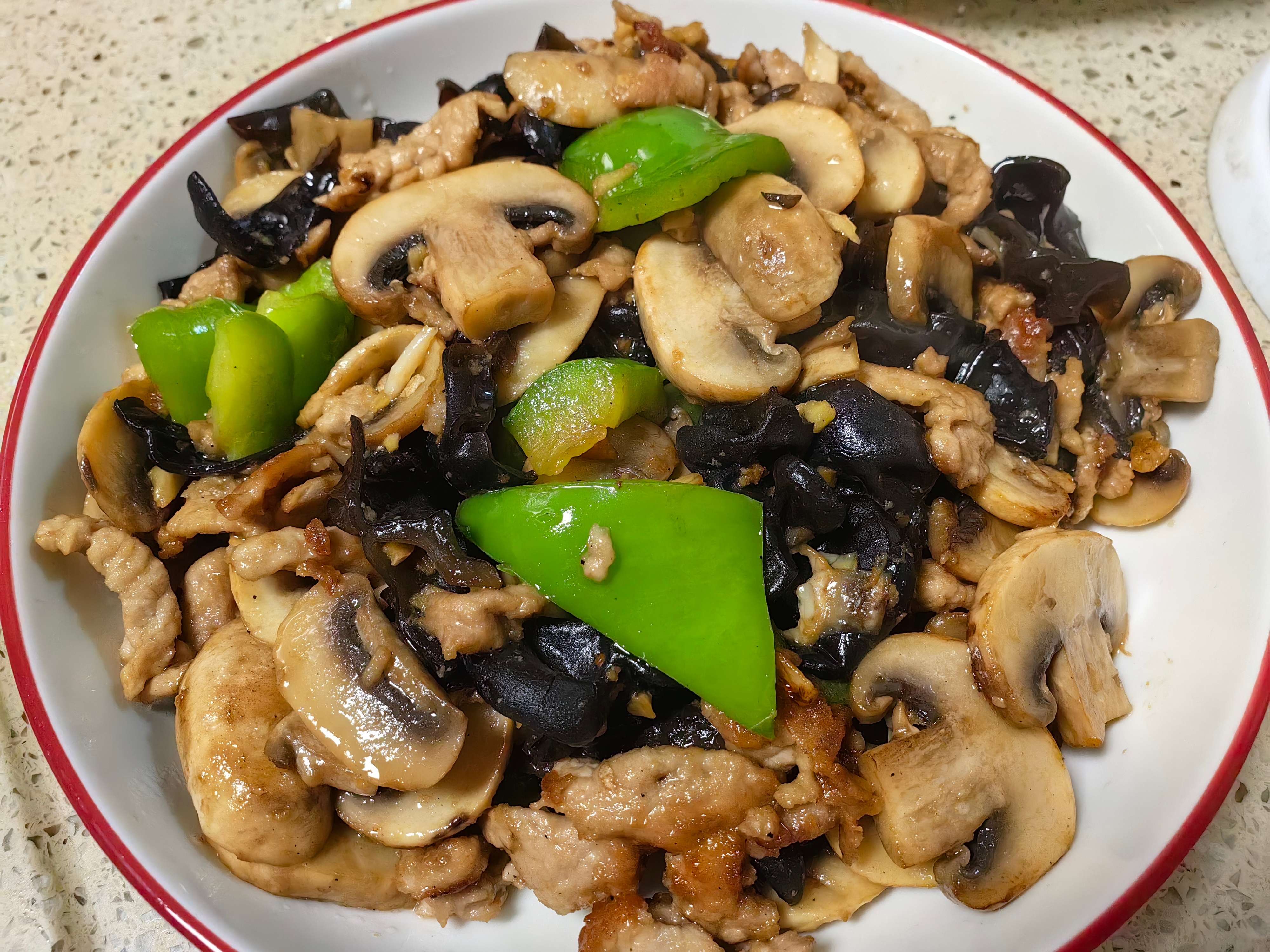 每日一餐分享红薯粥，蘑菇黑木耳炒肉，红烧鱼，炒四季豆。 ​​​