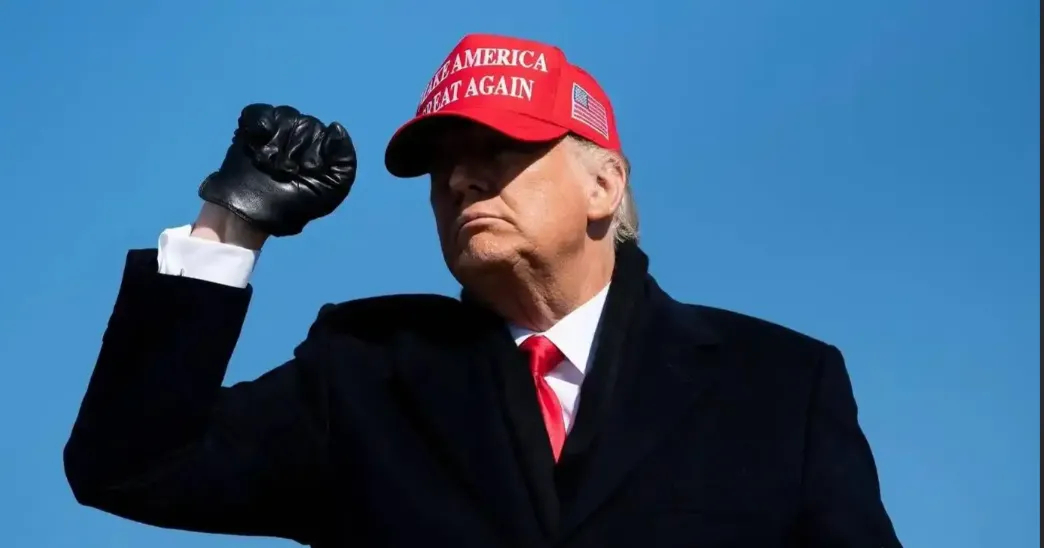 霍尔木兹海峡上演奇葩大戏伊朗封锁了霍尔木兹海峡，相当于把全世界都拉到了美伊战争的