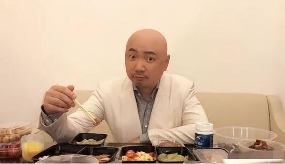 当年，徐峥豪掷200万，在上海徐汇开了家牛肉面馆，一碗面32元，刚开业时徐峥就告