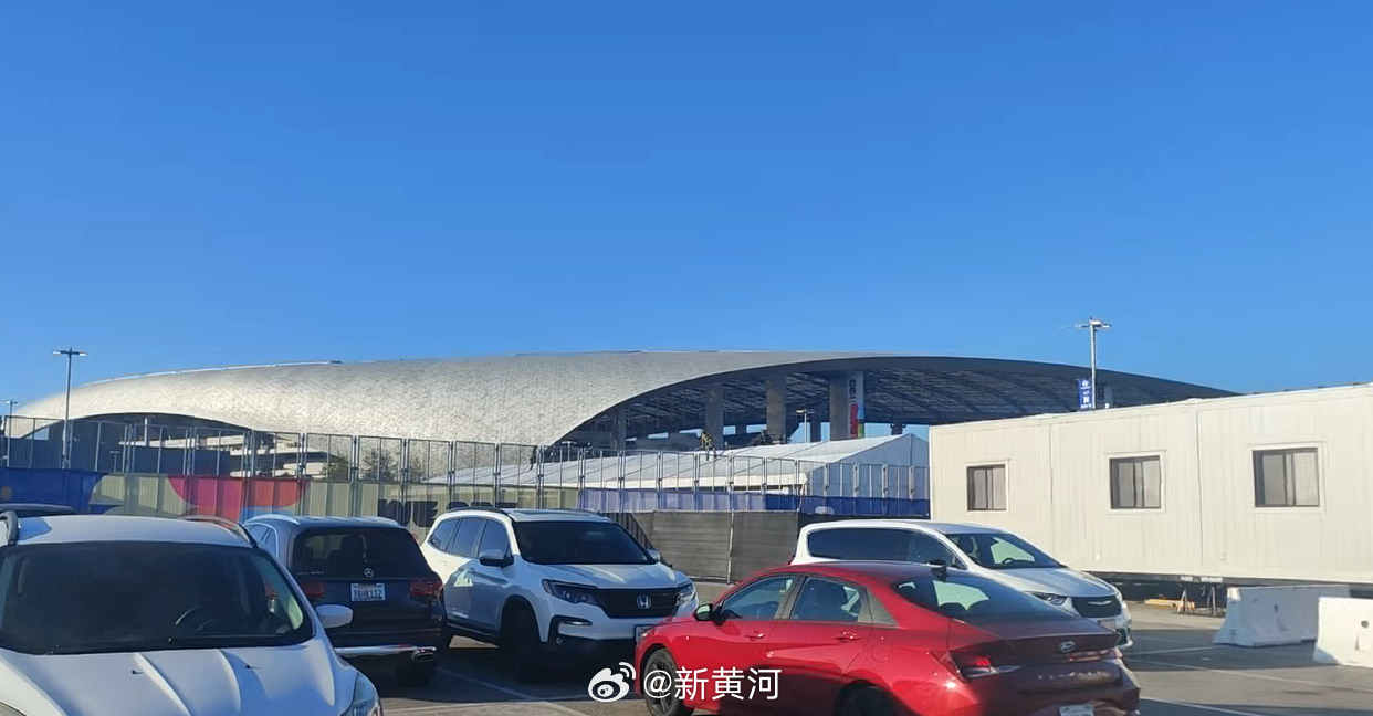 【#实探世界杯媒体注册中心#：办理证件排队至少一小时】#新黄河直击世界杯#   