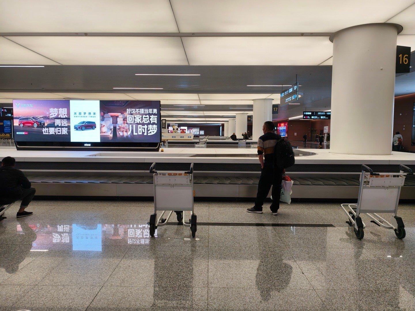 机场偶遇岚图广告牌，一句“梦想再远，也要归家”，瞬间戳中泪点。✈️岚图梦想家