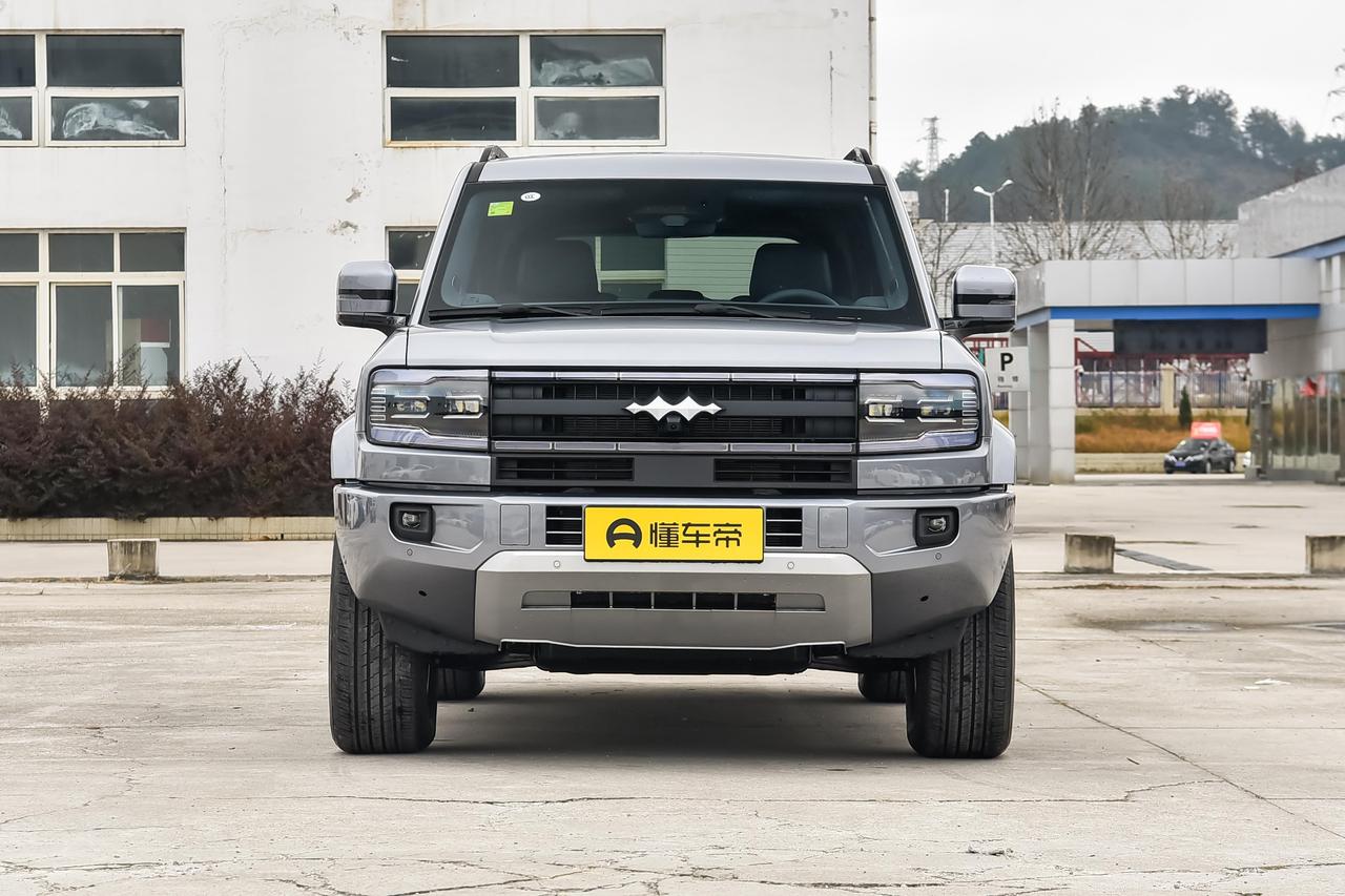 第一眼看方程豹豹5硬派气场拉满，方盒子造型硬朗，辨识度极高。但风格过于硬核粗犷，