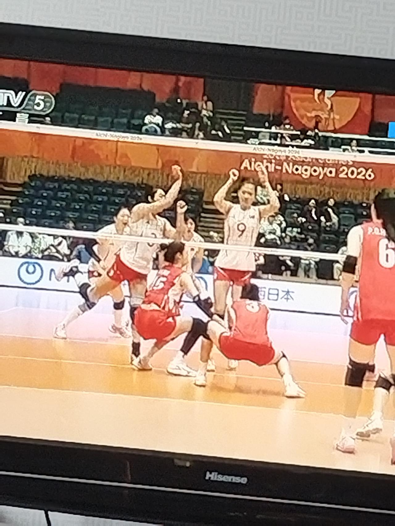随着吴梦洁的一记重扣，中国女排在决胜局15：6战胜泰国女排，最终3:2淘汰泰国，