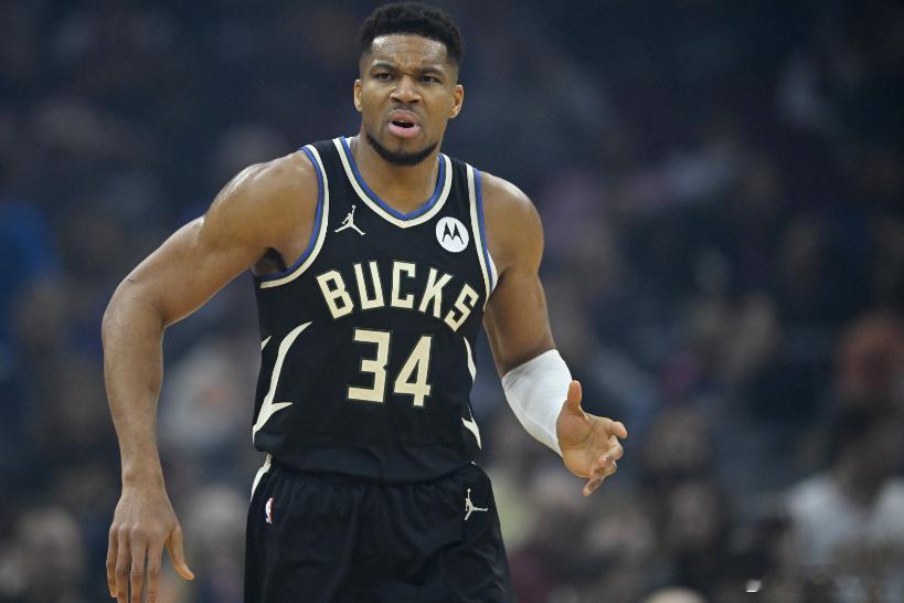 NBA常规赛，雄鹿在主场以113-109逆转活塞。本场比赛，字母哥在开场后右小腿