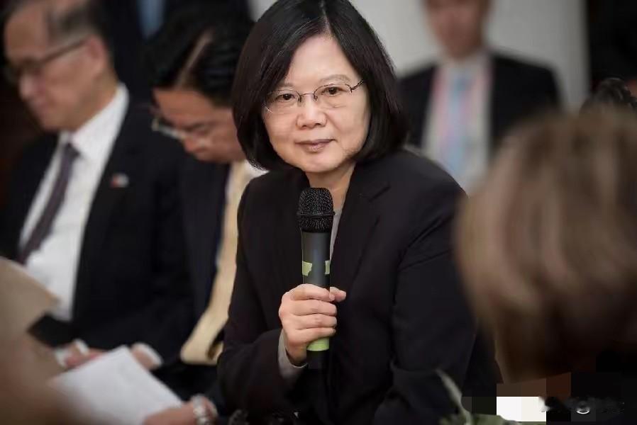 今天，蔡英文突然发文！
​12月31日，蔡英文在脸书发文:“在炮火和防空警报声中