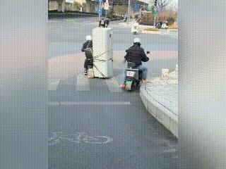 传说中的艺高人胆大？大爷，你还是悠着点吧！

旁边的这位小哥看到大爷这番操作，也