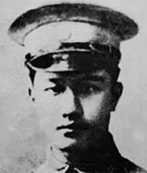 1928 年袁崇全裹挟部队官兵叛逃，红四军参谋长王尔琢连夜带人追赶。他沿路喊话劝