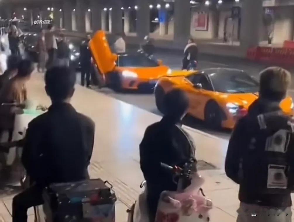 同样的年龄，同样都是小牛。
富二代和鬼火少年碰撞在一起就知道什么是阶级了。那么心