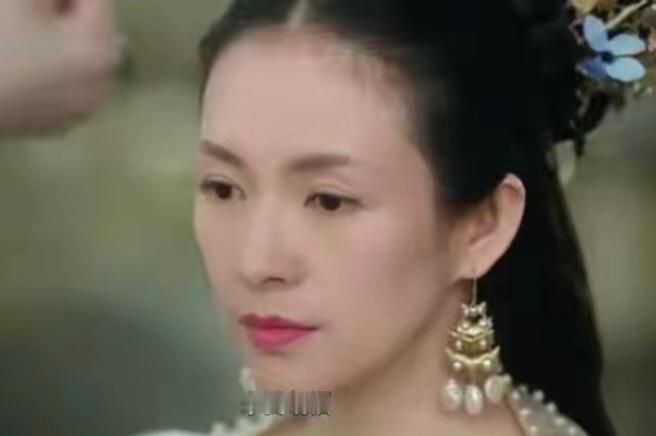 女演员“强行扮嫩”的风吹到央视，脸干瘪疲态摇头晃脑演少女 