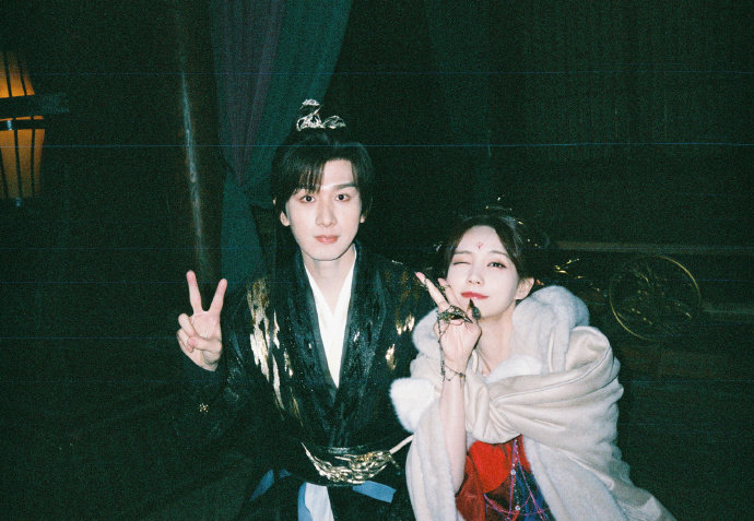 成毅李一桐拍立得 成毅李一桐拍立得合照 成毅李一桐拍立得合照！ ​​​