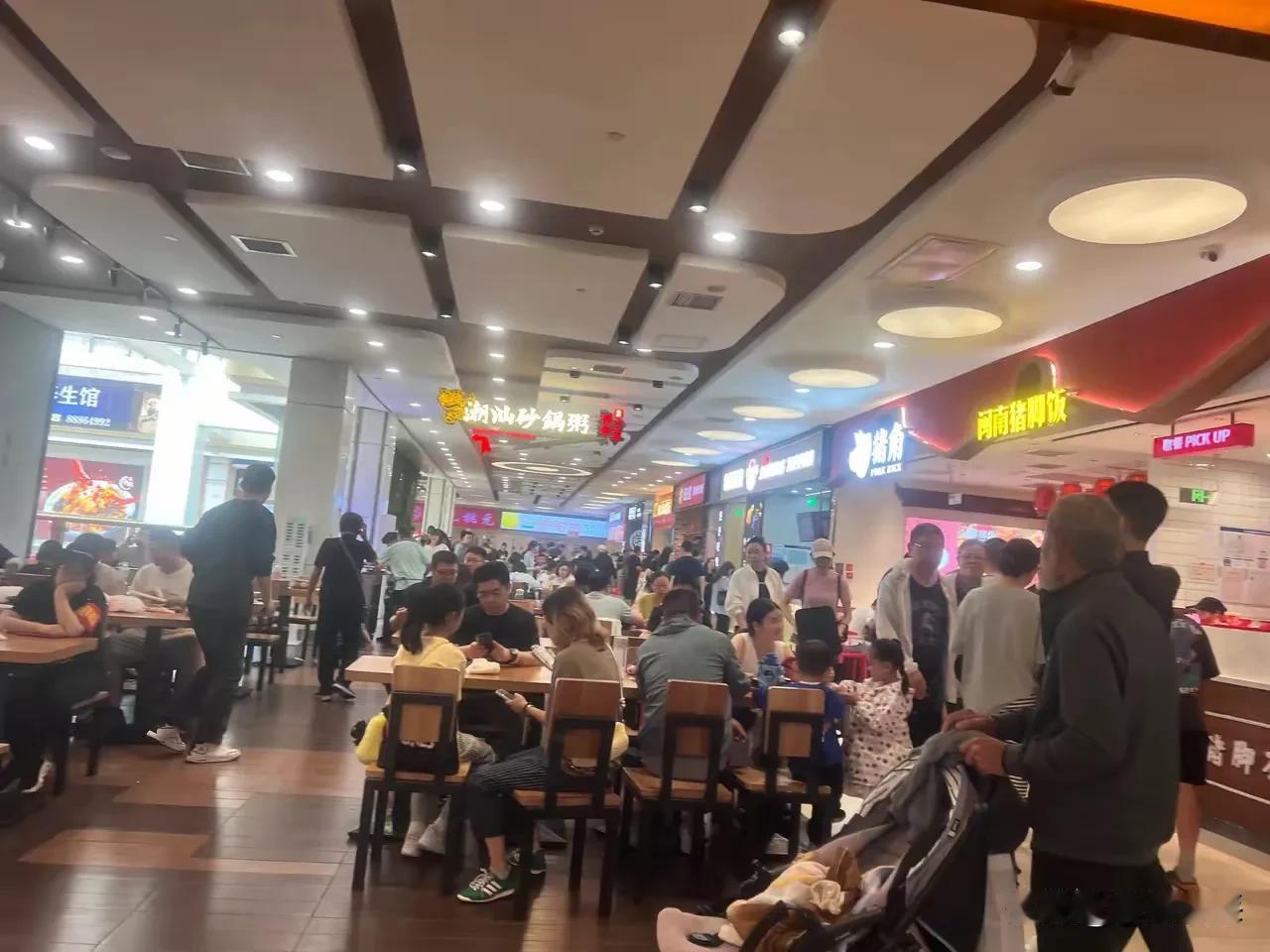 发现没？现在的大商场跟10年前的大商场有2个很大的区别，现在的大商场主要是卖吃的