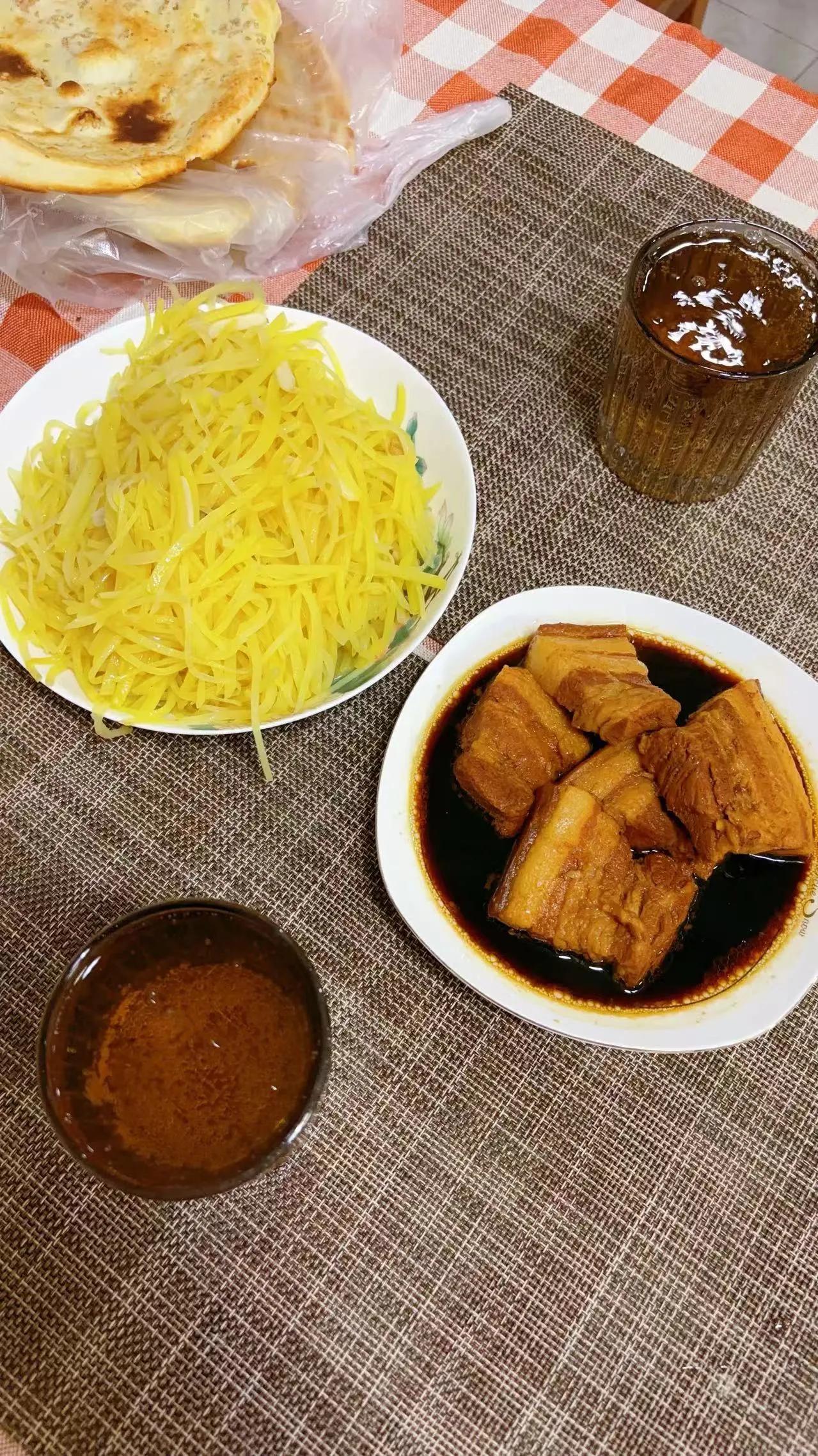 国庆节你们吃的啥？
一盘土豆🥔丝  ，几块红烧肉，一个大烧饼，吃的是饭菜，感受