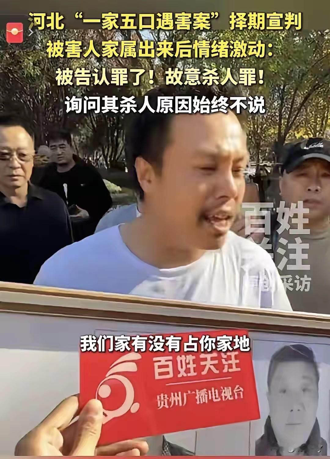 李先生穿着印有一家五口照片的T恤从法庭走出来，这件衣服是李先生从法庭走出后换上的