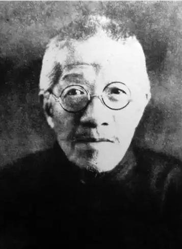 1931年，62岁的章太炎已经穷的连两块钱的烟都买不起了，杜月笙就悄悄把1000