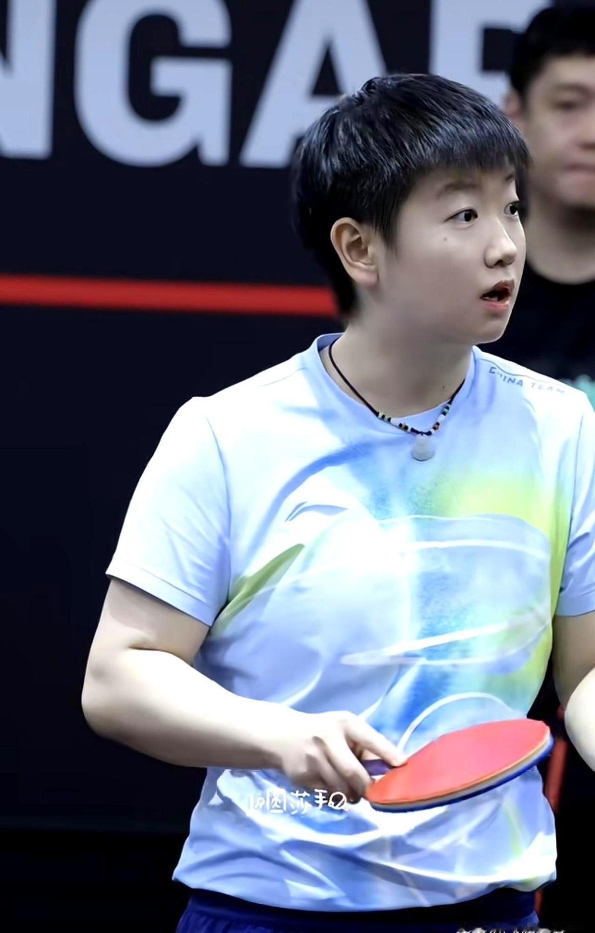 孙颖莎这状态，简直绝了。

训练场上的随手一拍，就是一张壁纸。清爽得像颗小柠檬，