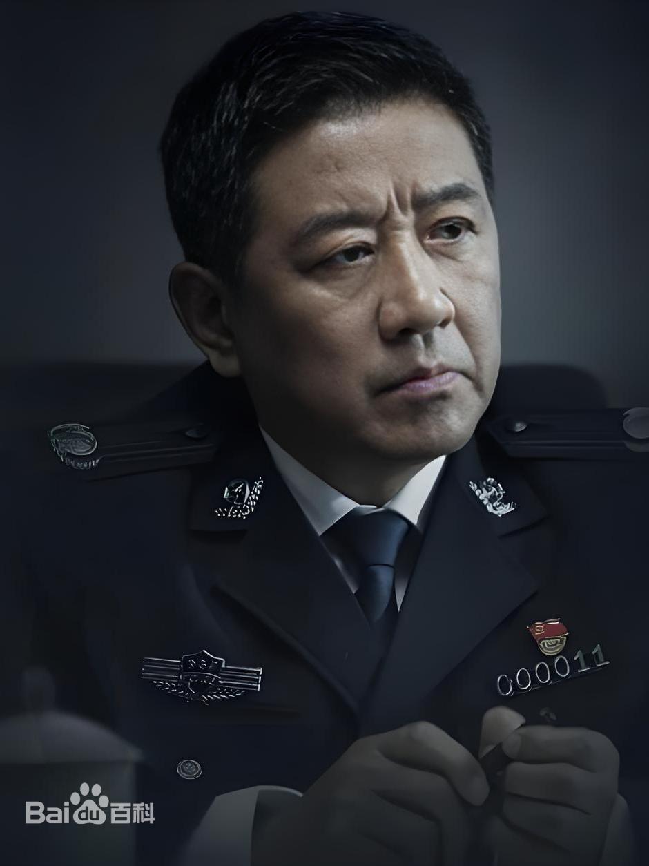 不明白为什么同样扮演警察，还是同一个演员，警号000006和警号000011警衔
