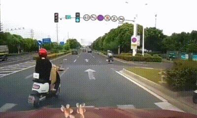 这是把机动车道当自家餐厅了吗？
女子在机动车道上骑电瓶车且肆意变道，后方私家车疯