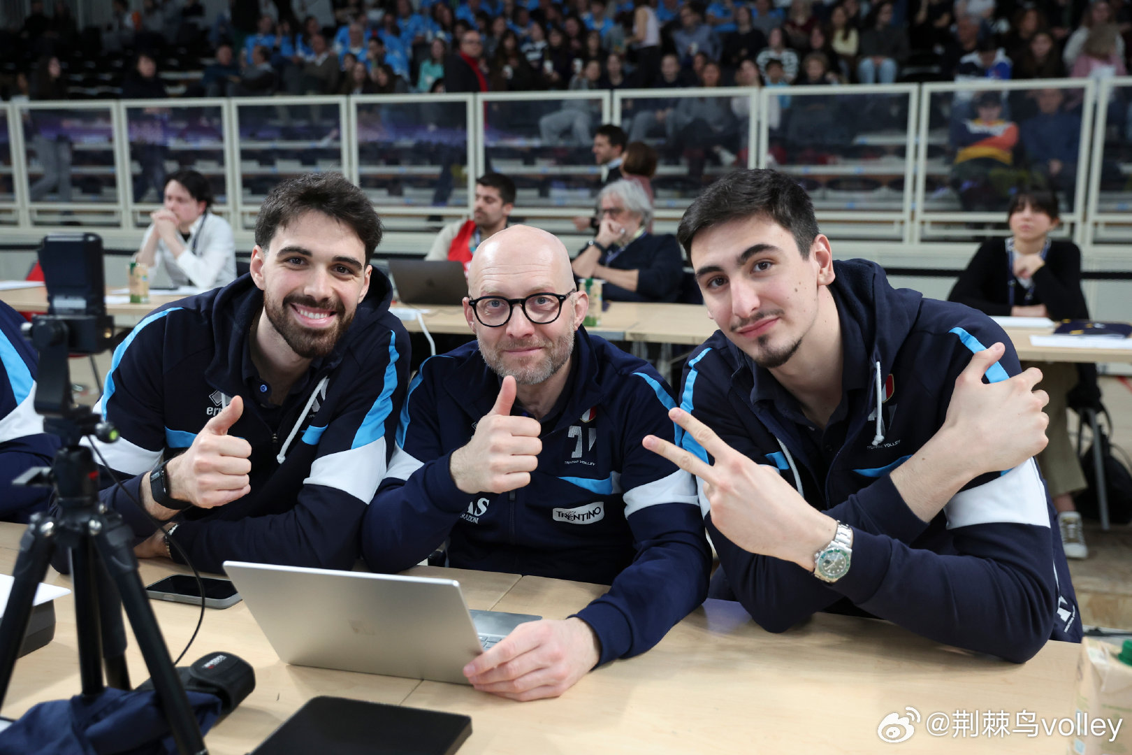 意大利男排主攻线两员大将因为伤病都只能在场下！特伦蒂诺最终总比分0-3被lube