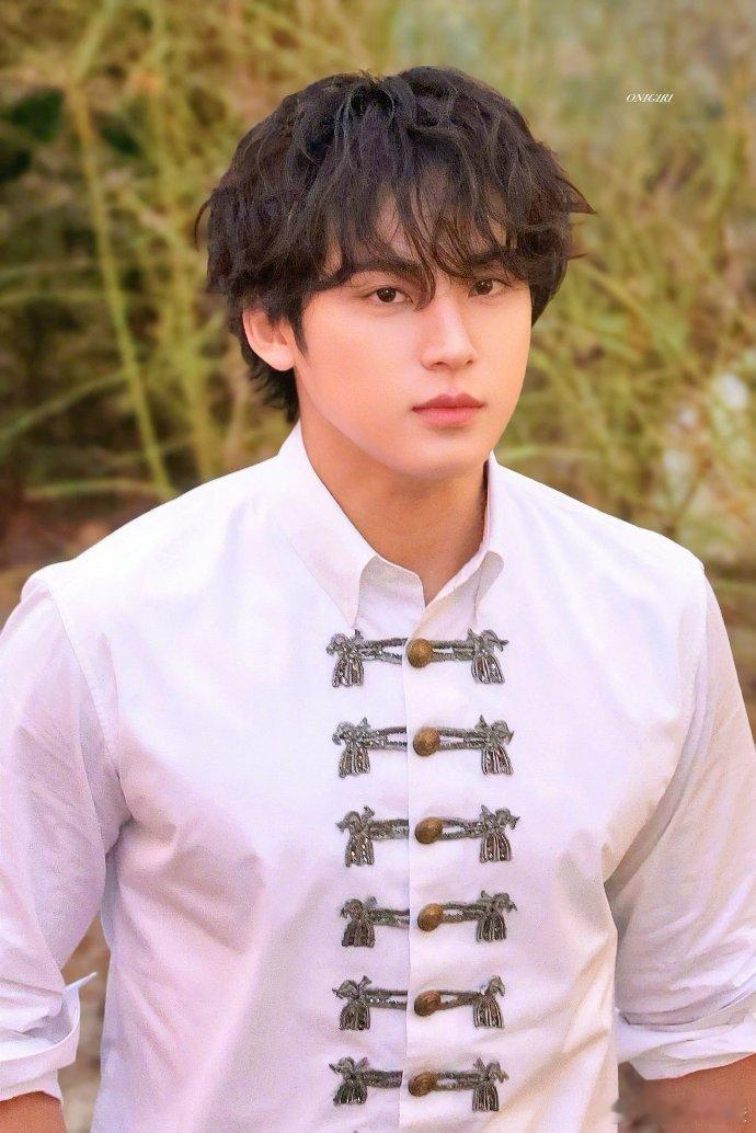 金珉奎宫廷风卷发王子 SEVENTEEN 金珉奎线下活动鲨疯了！宫廷风衬衫 + 