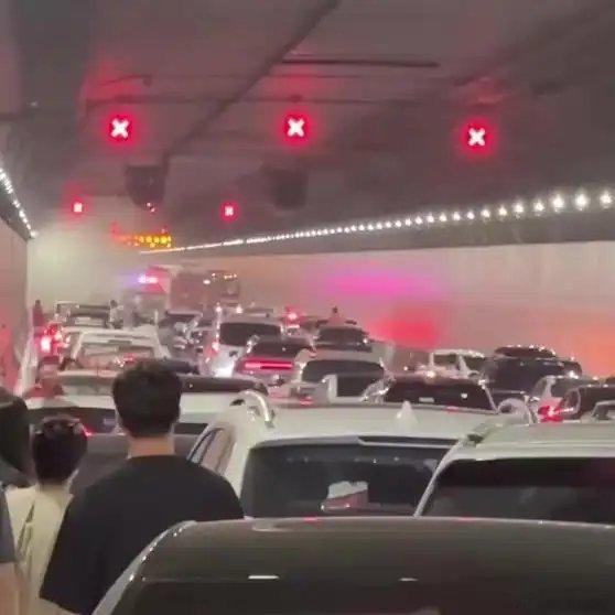 《上海虹梅隧道发生事故起火，消防已到，广播循环播报逃生指南》上海虹梅隧道发生事故