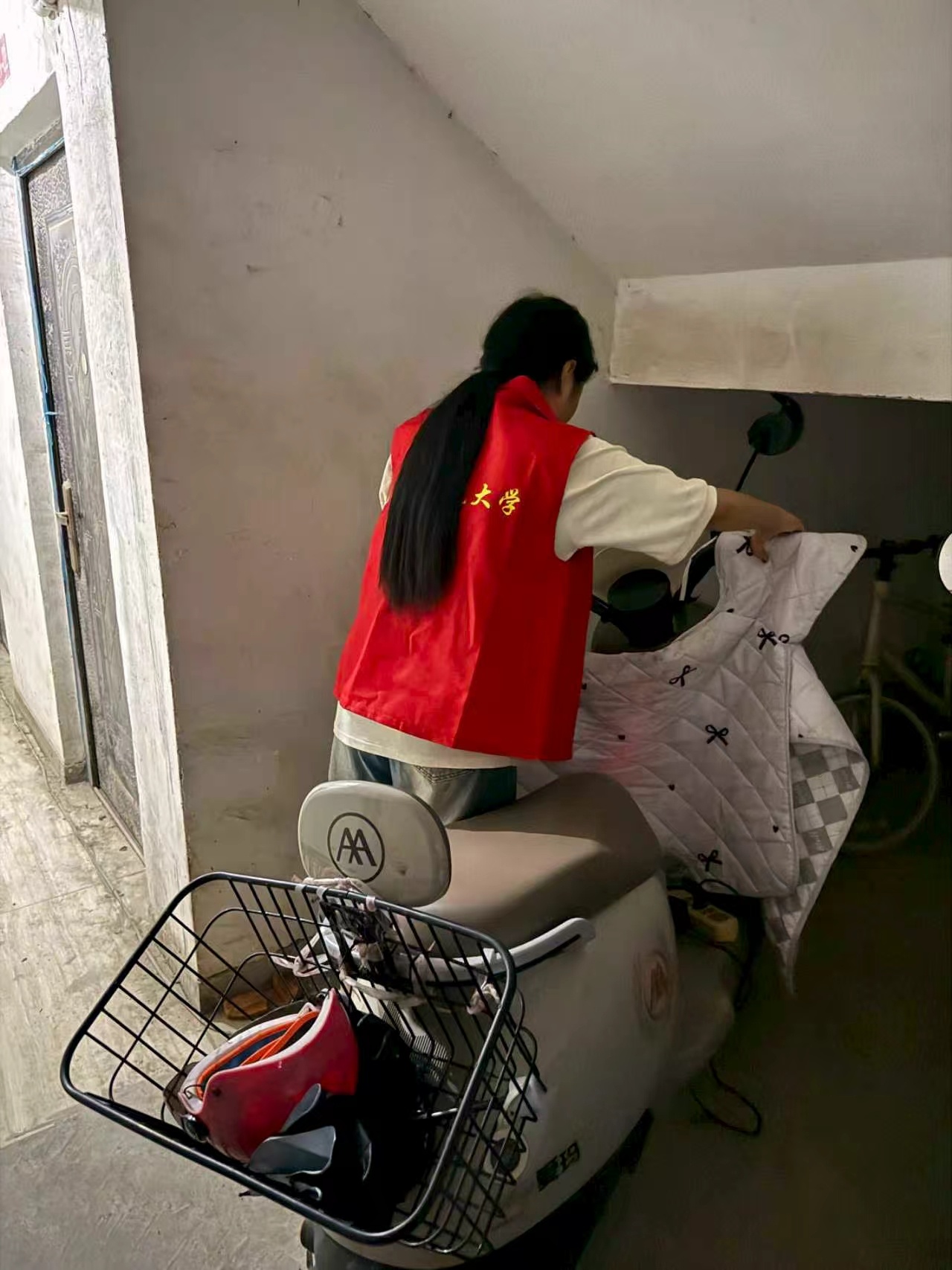 秦岭笑谈  【整治楼道停放乱象，筑牢社区安全防线】曲阜师范大学 大学生暑期社会实