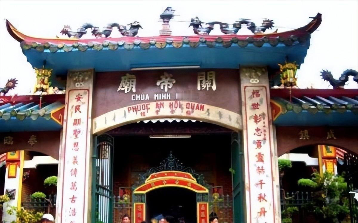 越南孩子翻开历史书，为何先见到秦始皇。

越南学生第一堂历史课，常常不是本国王朝