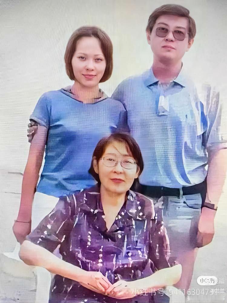 2001年，李敏与儿子孔继宁、儿媳沈蓉在北戴河的合影。