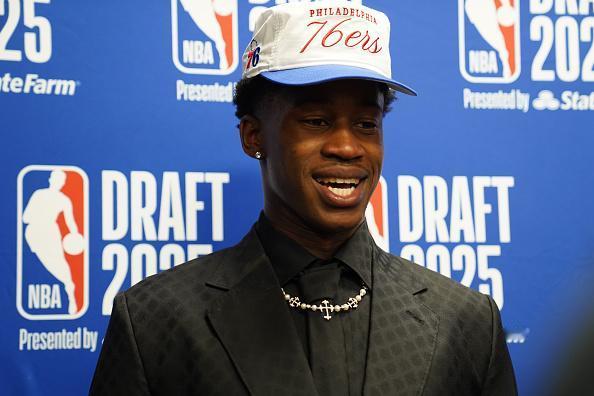 费城76人队在2025年NBA选秀中以第三顺位选中了贝勒大学的VJ·埃奇科姆。